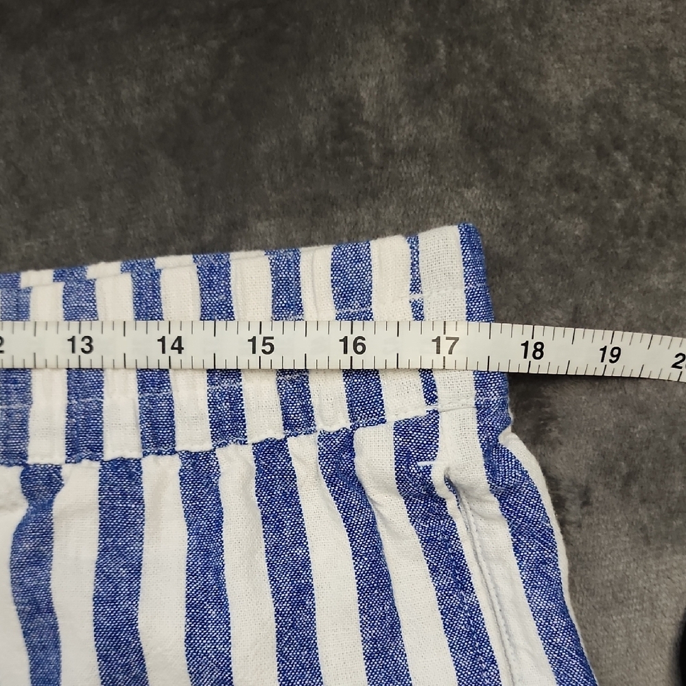 $4 FIRM 🌟FINAL MARK DOWN🌟 Old Navy Blue & White Striped Women’s Shorts - Picture 4 of 9